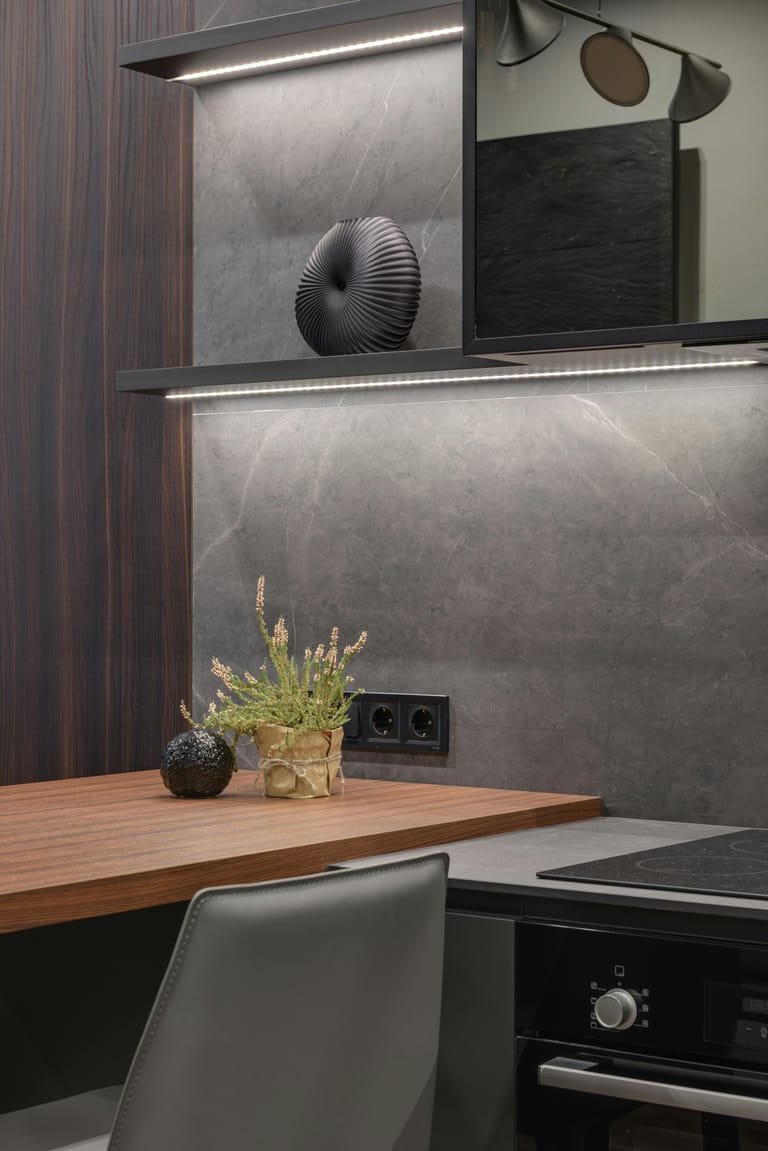 Bureau intégré sur mesure SCARS pour chambre ou télétravail.